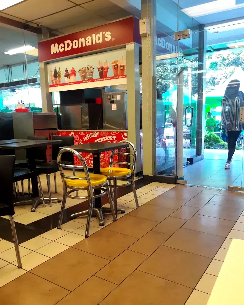 Suasana lokasi dan area makan McDonald's Alam Sutera
