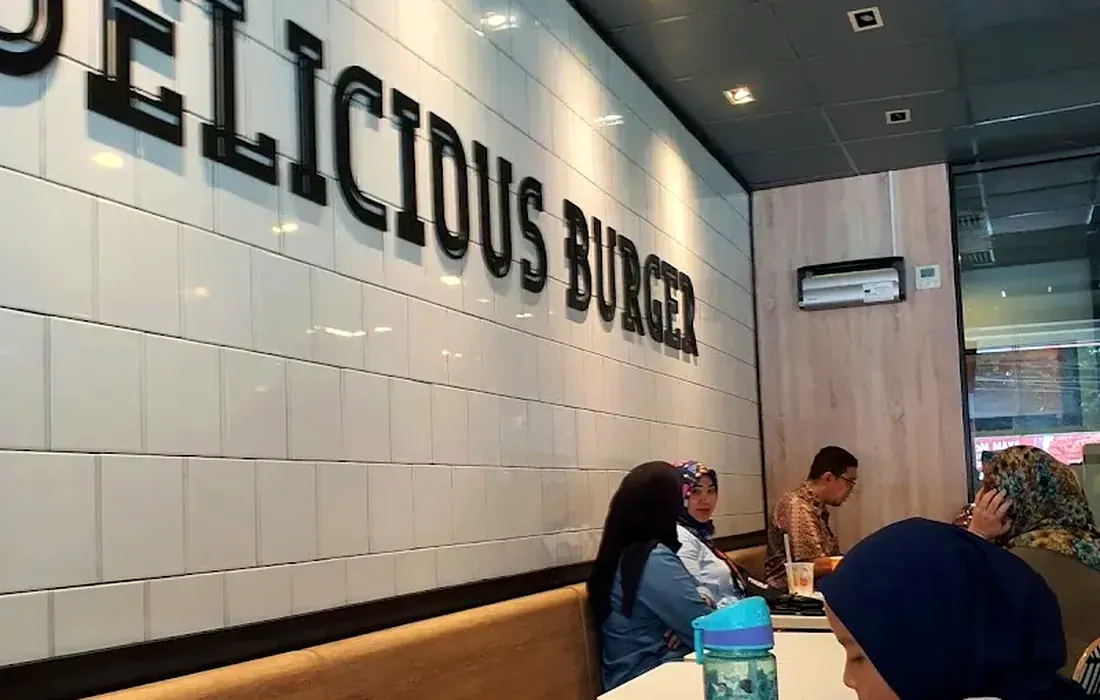 Kolase eksterior, suasana area makan, dan pilihan menu McDonald's Alam Sutera
